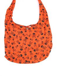 ZAS robapinzas.com | bolso gigante calaveras, bolso tipo saco de bandolera gigante con estampado de calaveras, tiene cierre de cremallera y bolsillo interno con cremallera además de un cierre exterior de botón de madera. medidas aproximadas 50x50cm