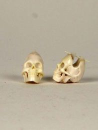 ZAS robapinzas.com | pendientes calaveras stick. pendientes tallados con forma de calavera en hueso y cuerno de búfalo concierre de palito de hueso.