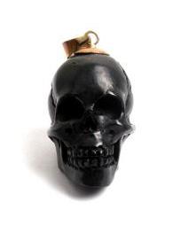 ZAS robapinzas.com | Colgante de Cuerno de búfalo, calavera tallada. Es un colgante grande con enganche de plata.