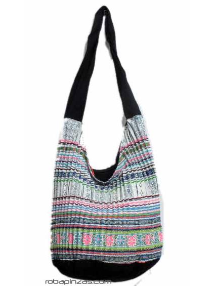 Bolso realizados en tejidos tribales grande tipo saco, Bandolera negra ancha, cierre cremallera, bolsillo interno. Debido a la naturaleza del artículo, todos los modelos son únicos y pueden diferir con los de la imagen. ZAS robapinzas.com | Bolso realizados en tejidos tribales grande tipo saco, Bandolera negra ancha, cierre cremallera, bolsillo interno. Debido a la naturaleza del artículo, todos los modelos son únicos y pueden diferir con los de la imagen.