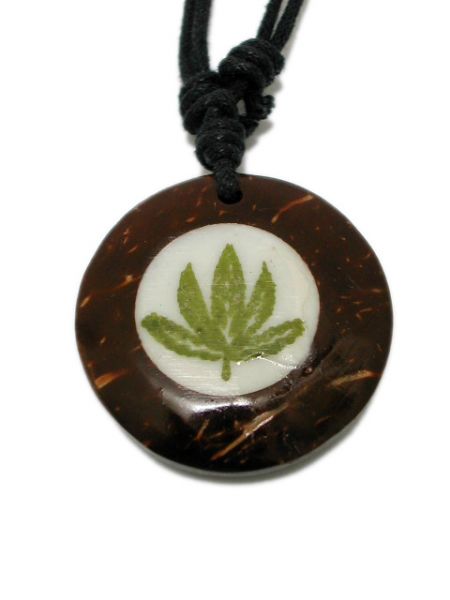 Colgante marihuana, con collar de cordón regulable ZAS robapinzas.com | Colgante marihuana, con collar de cordón regulable