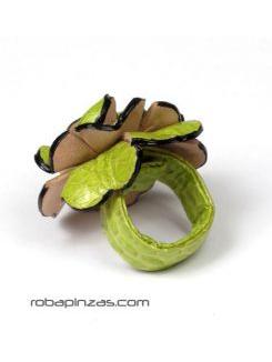 ZAS robapinzas.com | Anillo con forma de flor, realizado en piel de pit&oacute;n. Regulable a todas las tallas.