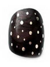 ZAS robapinzas.com | 
	Anillo hecho de madera de Palma, incrustaciones de plata.
