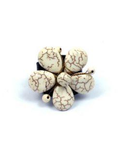 ZAS robapinzas.com | anillo flor piedras grande, aro de lat&oacute;n e hilo encerado regulable a todas las tallas