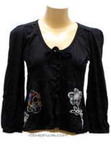 ZAS robapinzas.com | 
	Blusa algod&oacute;n liso, botones, cuello abierto, bordados flores.
