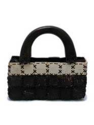 ZAS robapinzas.com | 
	Bolso de mano hecho de piezas de coco, asa de madera, cremallera
