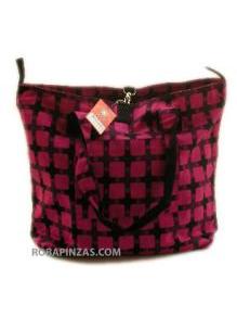 ZAS robapinzas.com | 
	Bolso algod&oacute;n estampado, forro interno impermeable conmultiples bolsillos, dos modos de llevarlo, velcro en exptremos parahacerlo m&aacute;s peque&ntilde;o, bandolera desmontable.
