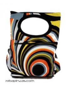 ZAS robapinzas.com | Bolso estampado, convertible, se puede llevar colgado con su bandolera o en el hombro. Más grande que el bocst1 e igual de prático. 
