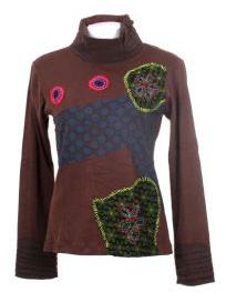 ZAS robapinzas.com | Camiseta cuello alto decorada con flores bordadas y parches estampado