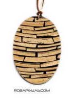 ZAS robapinzas.com | Colgante de resina en combinaci&oacute;n con madera, coco, bamb&uacute; y canela, diametro 50mm aprox, cord&oacute;nmultiple de algod&oacute;n con largura regulable.