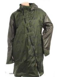 ZAS robapinzas.com | 
	Chaquet&oacute;n impermeable estampado, capucha desmontable, con bolsillos cremallera cruzada y 3 cierres de velcro.
