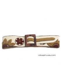 ZAS robapinzas.com | 
	Cintur&oacute;n ancho brocado dise&ntilde;o de flores, hebilla de madera, belcro largo ajustable a todas las tallas.
