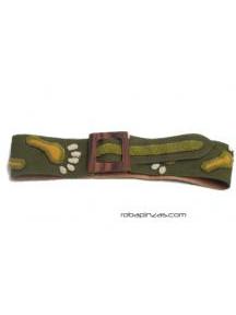 ZAS robapinzas.com | 
	Cintur&oacute;n ancho brocado dise&ntilde;o de Pies, hebilla de madera, belcro largo ajustable a todas las tallas..
