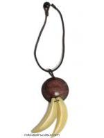 ZAS robapinzas.com | 
	Collar cuero colgante grande tribal estilo africano. realizado en Combinaci&oacute;n de resinas, cuero y maderas duras tropicales como Sono y Teka, sin remaches realizado a base de nudos.
