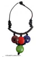 ZAS robapinzas.com | Collar cuero colgante grande tribal estilo africano. realizado en Combinación de resinas, cuero y maderas duras tropicales como Sono y Teka, sin remaches realizado a base de nudos..