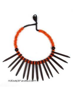 ZAS robapinzas.com | 
	Collar étnico tribal semi-rígido de cuentas de madera de colores con cierre de botón.
