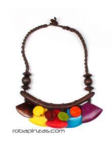 ZAS robapinzas.com | 
	Collar étnico de piezas de hueso de colores con cierre de botón
