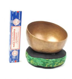ZAS robapinzas.com | 
	Singhing Bowl, cuenco cantarín tibetano realizado a partir de aleación de 7 metales puros sonido perfecto. Diámetro 15cm. dos acabados:, envejecido y grabado incluye almohadilla palo y un paquete de incienso nag champa
