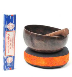 ZAS robapinzas.com | 
	Singhing bowl, cuenco cantarín tibetano realizado a partir de aleación de 7 metales puros sonido perfecto. diámetro 17cm. acabado envejecido o grabado incluye almohadilla palo y un paquete de incienso nag champa
