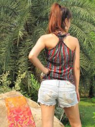 ZAS robapinzas.com | 
	Pantal&oacute;n jeans corto, muy corto, flecos.
