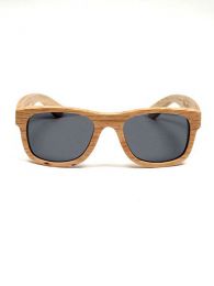 ZAS robapinzas.com | Gafas de sol de madera root. Montura de madera dumu y lentes grises polarizadas protección uv400, incluye funda de yute, embalaje de cartón y gamuza root. medida frontal: 14,5x5cm (ancho-alto)