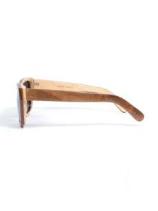 ZAS robapinzas.com | gafas de sol de madera root. montura de madera skateboard marrón y lentes grises tac polarizadas protección uv400, incluye funda de yute, embalaje de cartón y gamuza root. medida frontal: 14,2x5cm (ancho-alto)