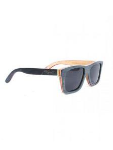 ZAS robapinzas.com | gafas de sol de madera root. montura de madera skateboard negro y lentes grises tac polarizadas protección uv400, incluye funda de yute, embalaje de cartón y gamuza root. medida frontal: 14,2x5cm (ancho-alto)