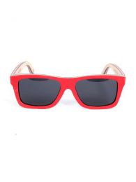 ZAS robapinzas.com | gafas de sol de madera root. montura de madera skateboard rojo y lentes grises tac polarizadas protección uv400, incluye funda de yute, embalaje de cartón y gamuza root. medida frontal: 14,2x5cm (ancho-alto)