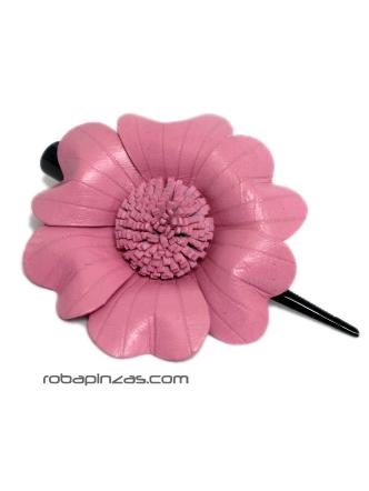 Pinza para el pelo grande, motivo flor, realizada en cuero. Ajuego con ANCU01 ZAS robapinzas.com | Pinza para el pelo grande, motivo flor, realizada en cuero. Ajuego con ANCU01