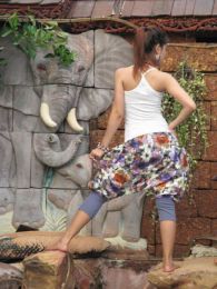 ZAS robapinzas.com | pantal&oacute;n estampado flores con el&aacute;stico en cintura y pu&ntilde;o ancho en color liso, bolsill lateral, talla &uacute;nica