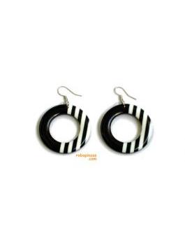 <p>
	Pendientes de plástico, varios diseños, enganche de metal</p>
