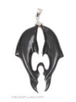 ZAS robapinzas.com | 
	Colgante dos delfines&nbsp; tallado en cuerno de b&uacute;falo al detalle. tama&ntilde;os grande aprox 50mm de largo. enganche de plata
