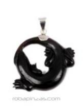ZAS robapinzas.com | 
	Colgante&nbsp; Gecko enroscado&nbsp; tallado en cuerno de b&uacute;falo al detalle. tama&ntilde;os grande aprox 50mm de largo. enganche de plata.
