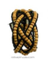 ZAS robapinzas.com | Pulsera de alambre y cuentas de colores y madera. Abierta por detr&aacute;s