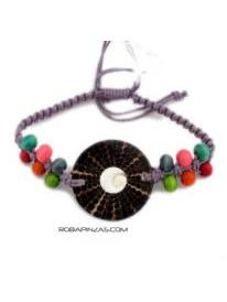 ZAS robapinzas.com | 
	Pulsera en macram&eacute; de algod&oacute;n con bolitas de colores, motivo central en resina combinada con conchas, nacar, coco, bambu. Cierre regulable corredizo
