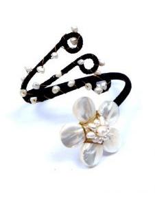 ZAS robapinzas.com | pulsera semi r&iacute;gida con flor de naca y perlas de r&iacute;o, para mu&ntilde;eca o antebrazo.