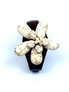 ZAS robapinzas.com | pulsera flor piedras sobre cuero, pulsera adaptable, semi r&iacute;gida