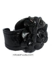 ZAS robapinzas.com | Pulsera regulable en piel de pit&oacute;n cmotivo flor. Piel natural o te&ntilde;ida en diferentes colores.