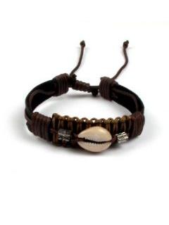 ZAS robapinzas.com | Pulsera de cuero con adornos y motivo central concha, cierre regulable