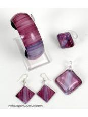 ZAS robapinzas.com | Conjunto de pulsera, anillo, pendientes y colgante con cordón, en crsital de Pyrex decorado, grabado al fuego.
La selección de talla se refiere al anillo. comprando el SET ahorras 4 euros