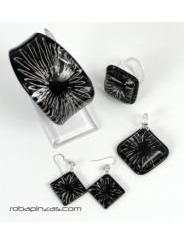 ZAS robapinzas.com | Conjunto de pulsera, anillo, pendientes y colgante con cordón, en crsital de Pyrex decorado, grabado al fuego.
La selección de talla se refiere al anillo. comprando el SET ahorras 4 euros
