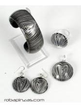 ZAS robapinzas.com | Conjunto de pulsera, anillo, pendientes y colgante con cordón, en crsital de Pyrex decorado, grabado al fuego.
La selección de talla se refiere al anillo. comprando el SET ahorras 4 euros