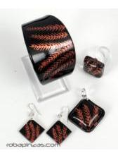 ZAS robapinzas.com | Conjunto de pulsera, anillo, pendientes y colgante con cordón, en crsital de Pyrex decorado, grabado al fuego.
La selección de talla se refiere al anillo. comprando el SET ahorras 4 euros