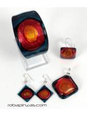 ZAS robapinzas.comConjunto de pulsera, anillo, pendientes y colgante con cordón, en crsital de Pyrex decorado, grabado al fuego.
La selección de talla se refiere al anillo. comprando el SET ahorras 4 euros