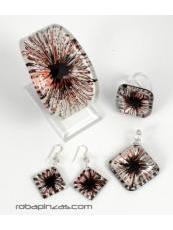 ZAS robapinzas.com | Conjunto de pulsera, anillo, pendientes y colgante con cordón, en crsital de Pyrex decorado, grabado al fuego.
La selección de talla se refiere al anillo. comprando el SET ahorras 4 euros