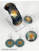 ZAS robapinzas.com | Conjunto de pulsera, anillo, pendientes y colgante con cordón, en crsital de Pyrex decorado, grabado al fuego.
La selección de talla se refiere al anillo. comprando el SET ahorras 4 euros
