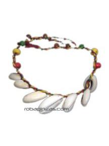 ZAS robapinzas.com | Tobillera de macramé adornada con cascabeles y cuentas de colores, y conchitas