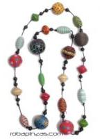 ZAS robapinzas.com | 
	Collar tribal estilo africano. realizado en combinaci&oacute;n de bolas de tela y maderas duras tropicales como Sono y Teka.

