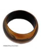 ZAS robapinzas.com | Pulsera de madera tipo bangle lacada haciendo aguas.