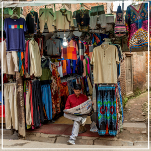 Las grandes multinacionales de ropa nos intentan colar la idea de que sus producciones son eco sostenibles... Mientras en  Nepal la Ropa Hippie Artesanal SOSTIENE a miles de familias. ¿Quien es quien?. ZAS tu tienda Hippie alternativa